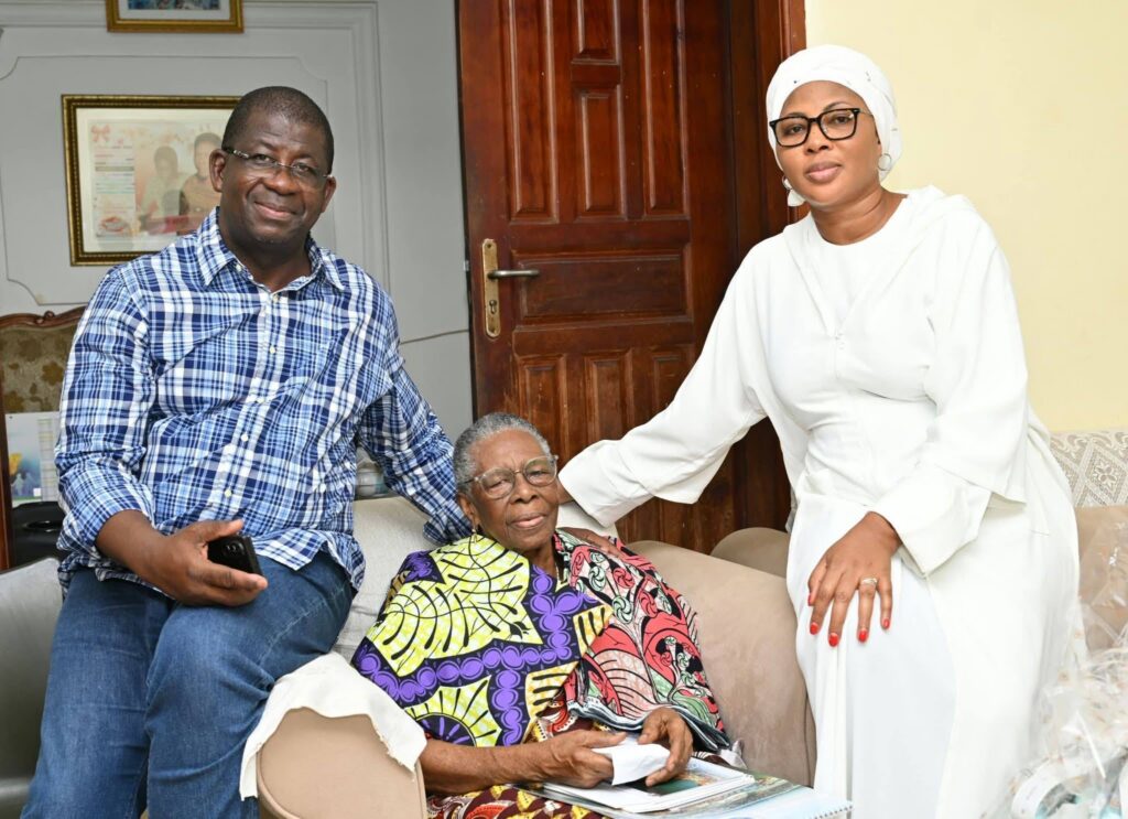 Adiaké : Le Ministre Hien Sié Yacouba rend hommage à son ancienne institutrice