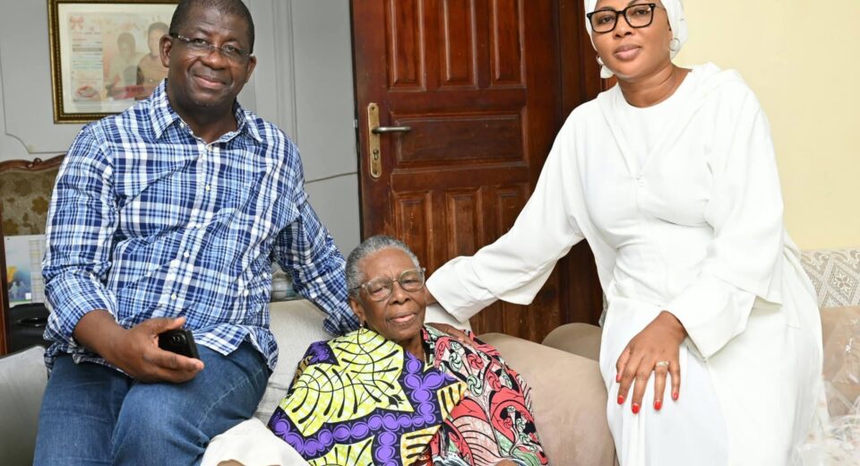 Adiaké : Le Ministre Hien Sié Yacouba rend hommage à son ancienne institutrice