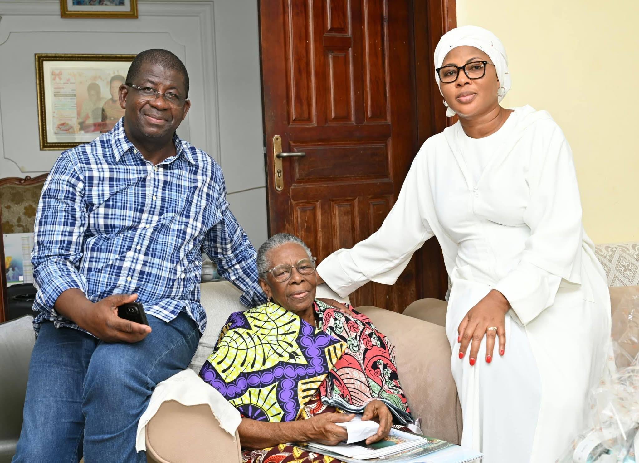 Adiaké : Le Ministre Hien Sié Yacouba rend hommage à son ancienne institutrice