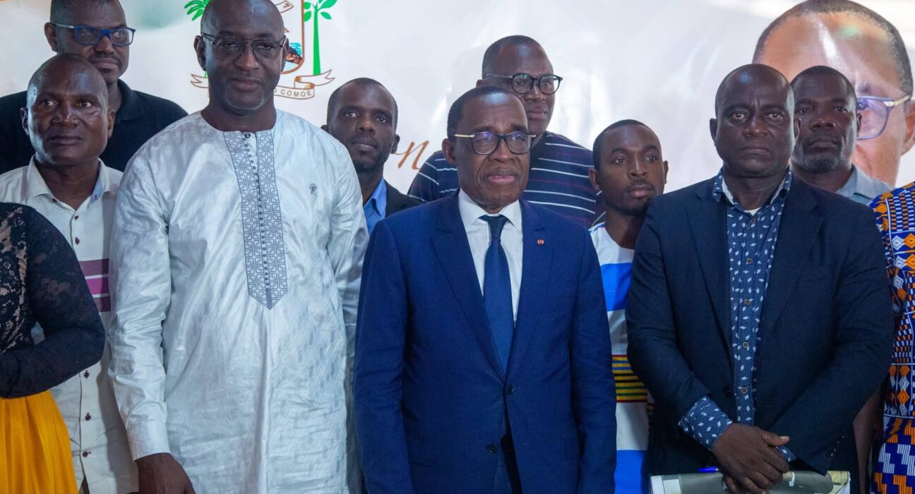 Sud-Comoé : le président Eugène Aka Aouélé échange avec les médias à Grand-Bassam