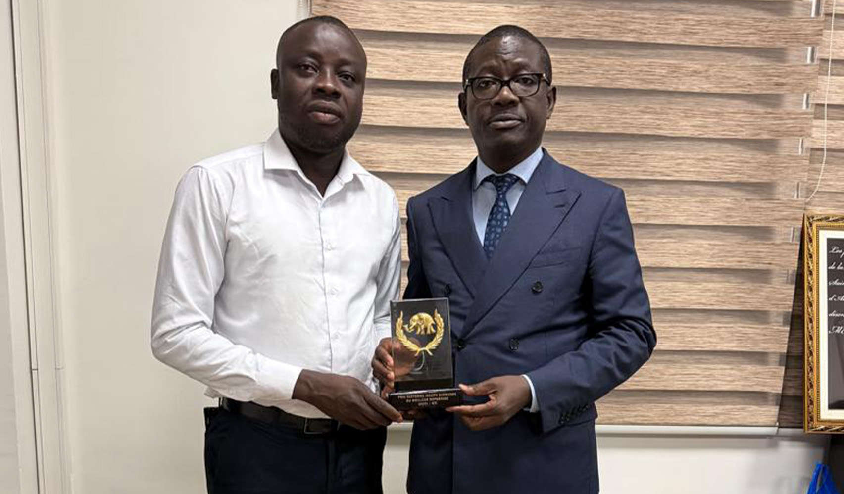 Adjé Aimé félicite le journaliste Jean Melaine Bitty, lauréat du Prix Ebony du meilleur reportage